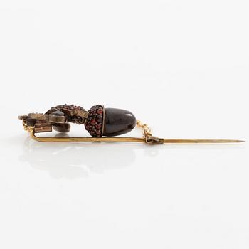 A gold brooch pin set with garnets in the form of acorns, circa 1900.