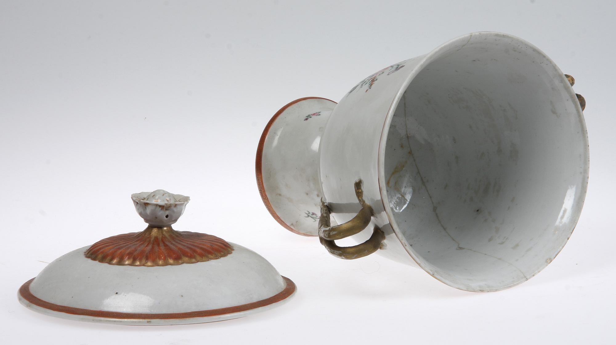 TERRIN samt LOCKPOKAL, porslin, Kina, 1700/1800-tal.