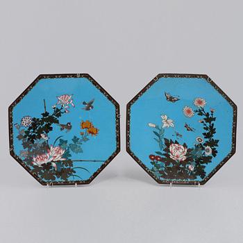 TALLRIKAR, ett par, cloisonné, 1900-tal.