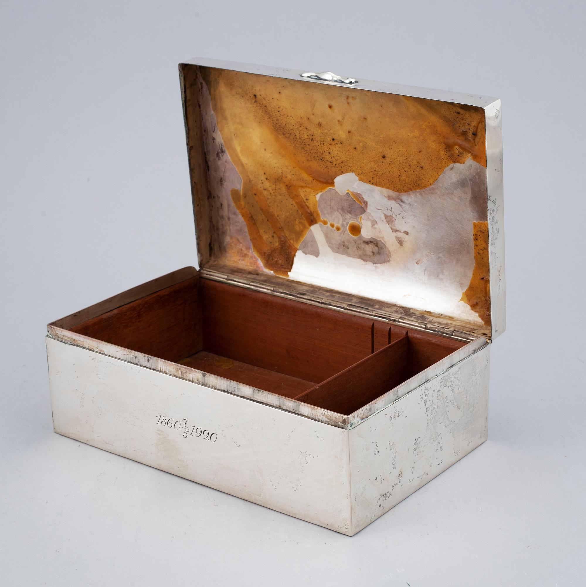 A silver cigarette box, CG Hallberg, Stockholm 1919.