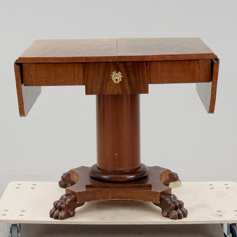 SALONGSBORD, Karl-Johan, 1800-talets första hälft.