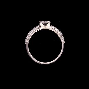 RING, 18K vitguld , briljantslipad diamant 1,01, F/VVS1 + 0,57 ct diamanter. Vikt 5 g. Intyg HRD.