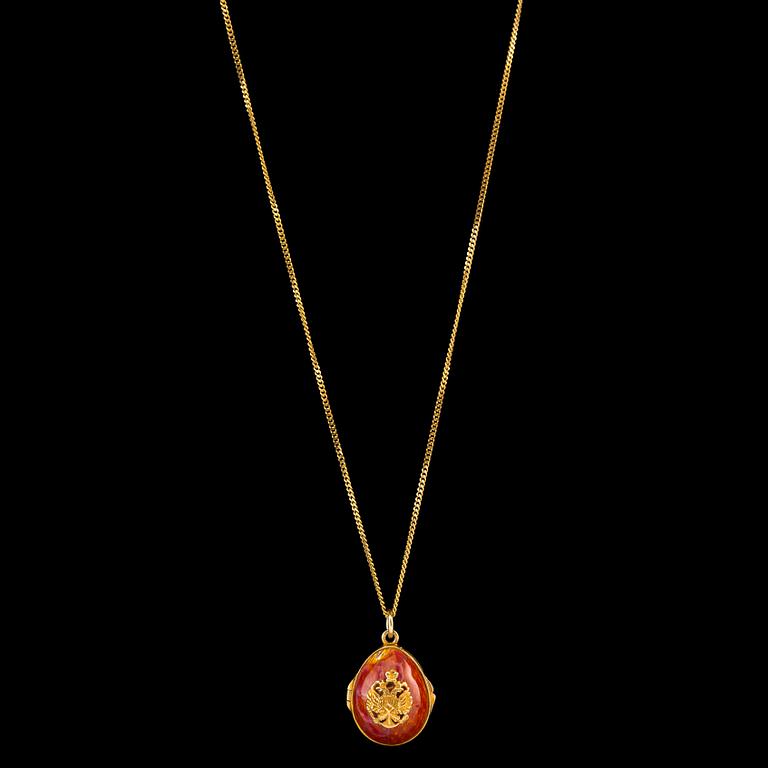 A PENDANT, 88 gilt silver, enamel. Russia early 1900 s.
14K gold chain, 42 cm, of later date.