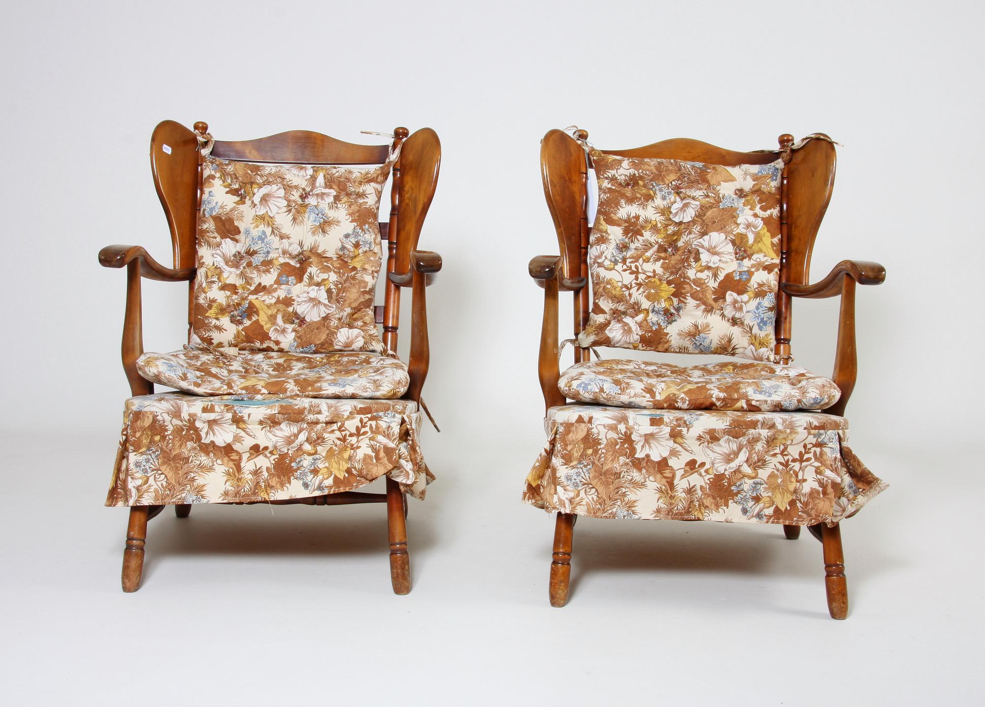 ÖRONLAPPSFÅTÖLJER, ett par, 1900-tal.