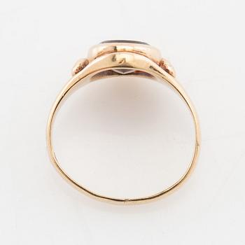 Ring 18K guld med en ovalt slipad granat.