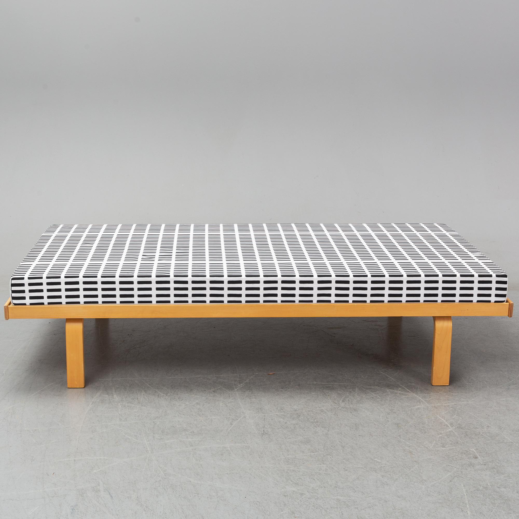 Alvar Aalto, daybed '710' Artek, Finland.