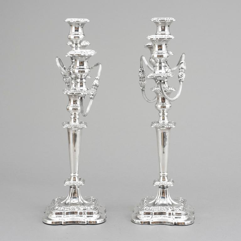 KANDELABRAR, ett par , nysilver, Sheffield, England. 1900-talets första hälft.