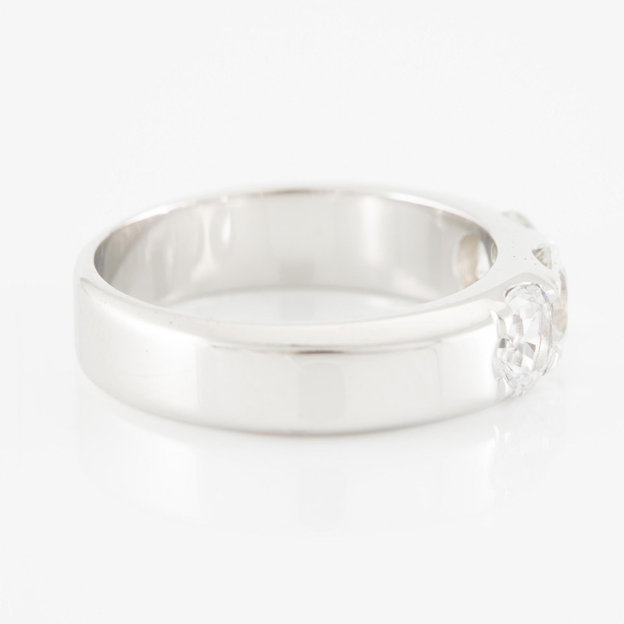 Ring 14K vitguld med tre vita safirer.