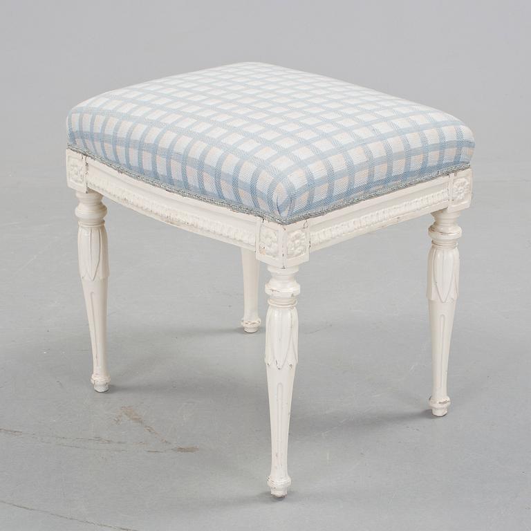 TABURETT, sengustaviansk, omkring 1800.