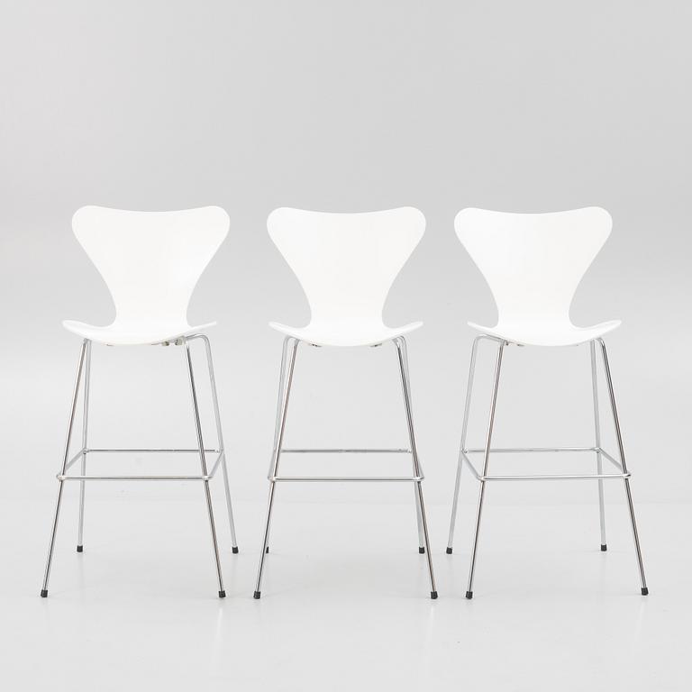 Arne Jacobsen, barstolar, 3 st, "Sjuan", Fritz Hansen, Danmark, 2007.