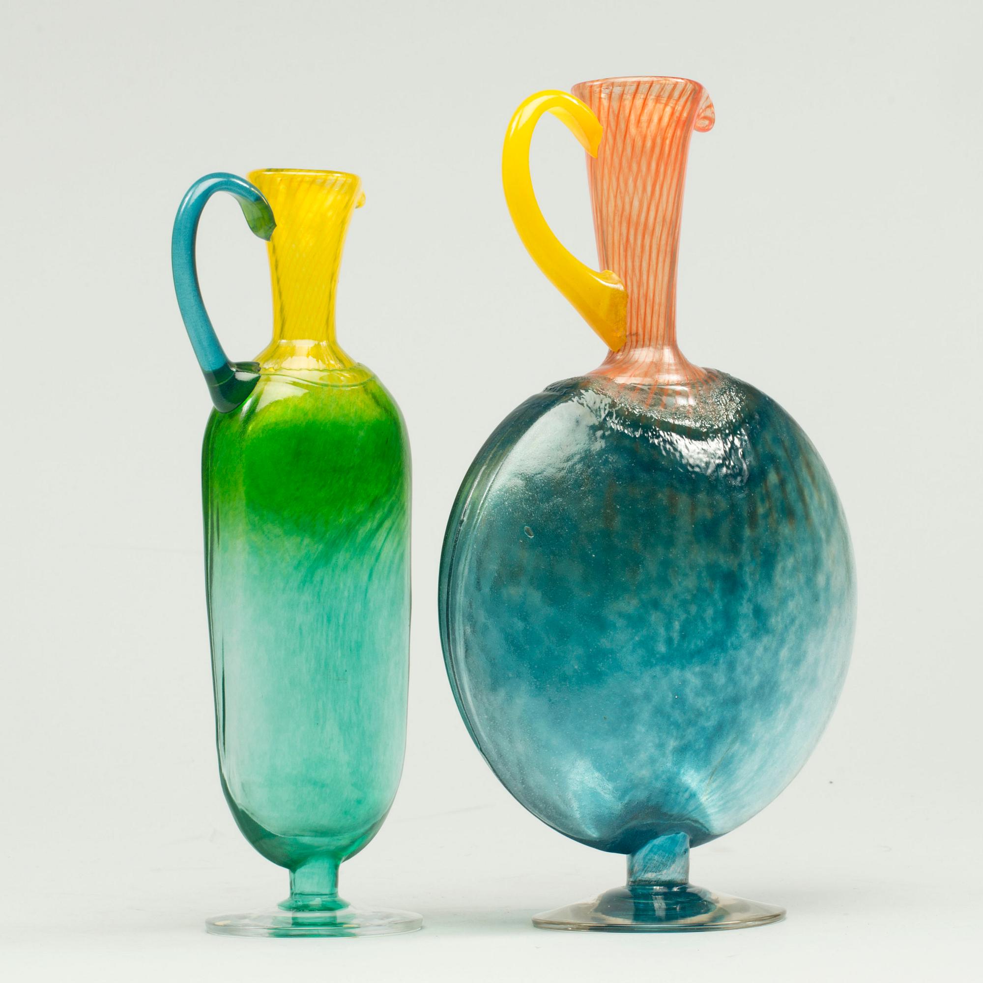 KARAFFER, 2 st, glas, signerade Kosta Boda K Engman, 1900-talets senare del.
