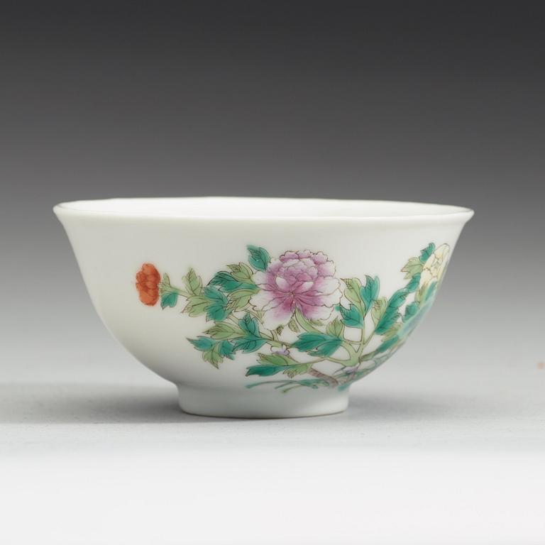 A famille rose bowl, Guangxu mark, early 20th century.