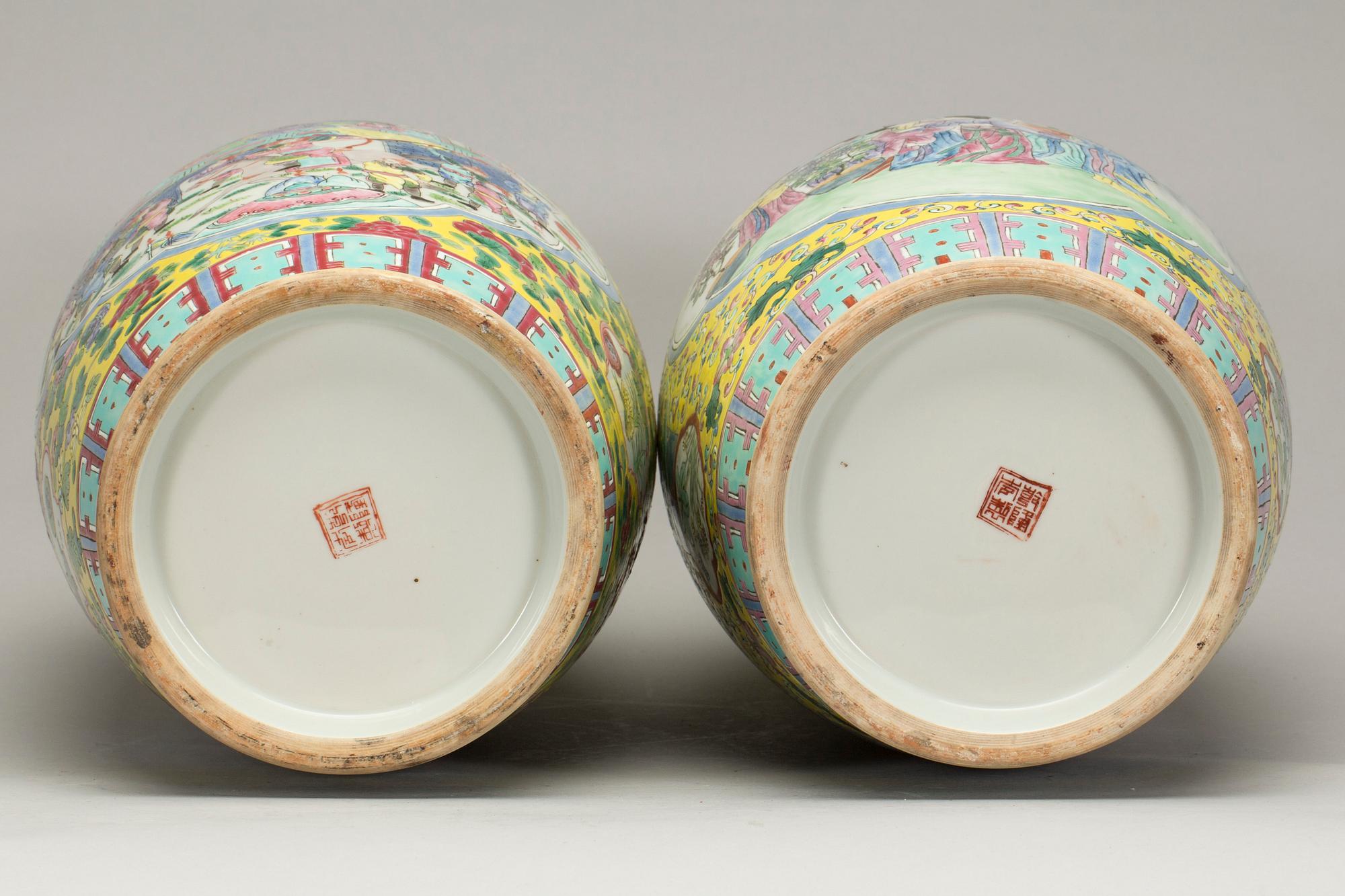 GOLVURNOR, 2 st snarlika, porslin, Kina 1900-tal.