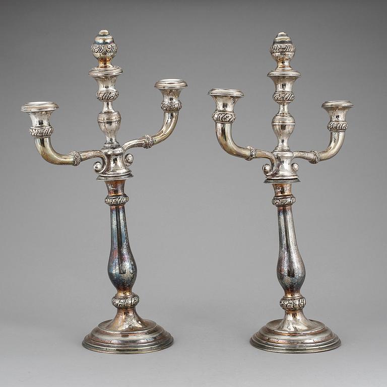 KANDELABRAR, ett par, låghaltigt silver 800, Österrike, omkring sekelskiftet 1900. Vikt ca 1942g.
