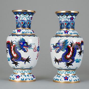 URNOR, ett par, cloisonné, 1900-tal.