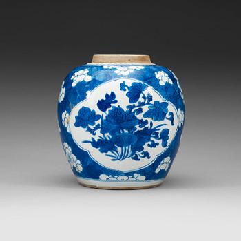 515. A blue and white jar, Qing dynasty, Kangxi (1662-1722).