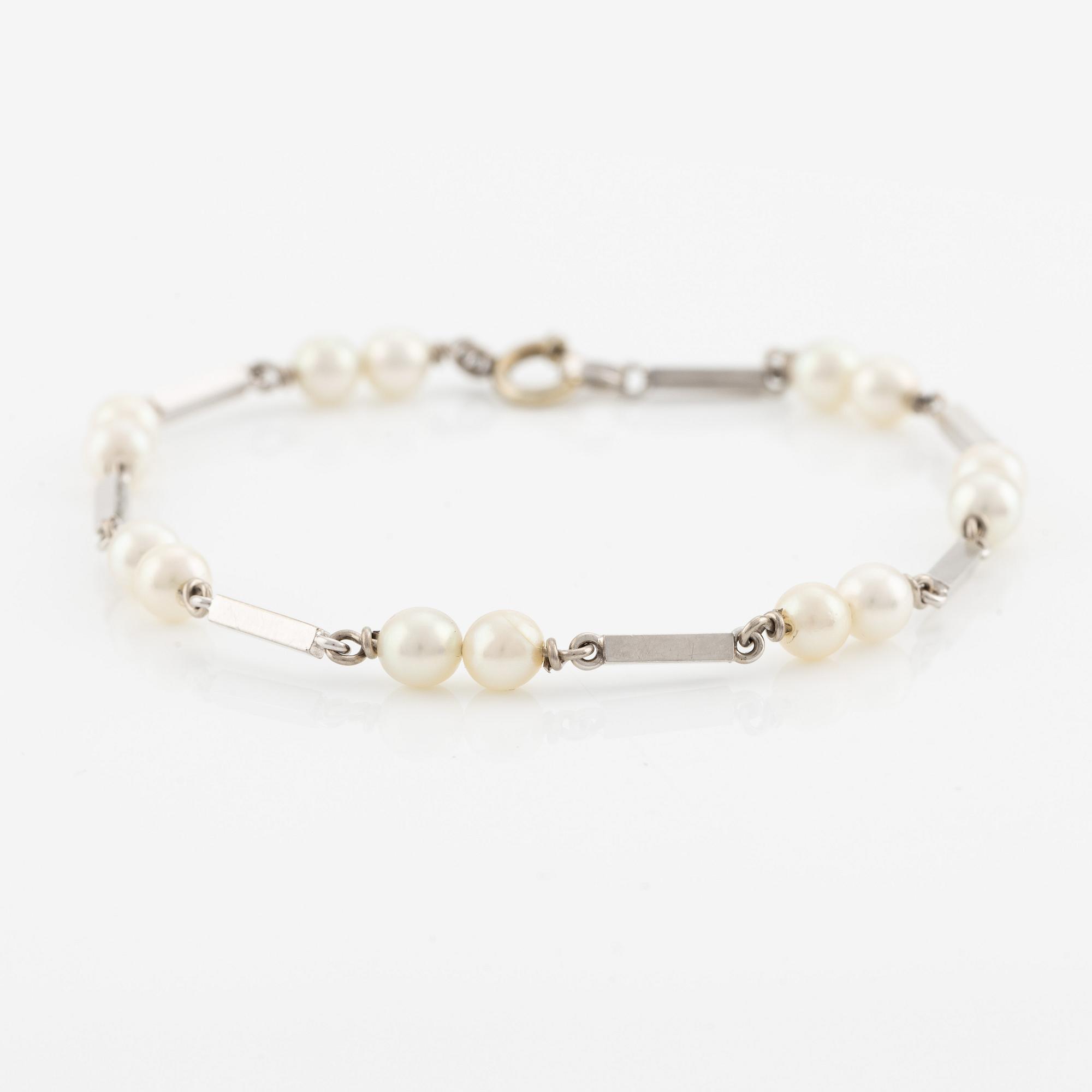 Bracelet, 18K white gold with cultured pearls.