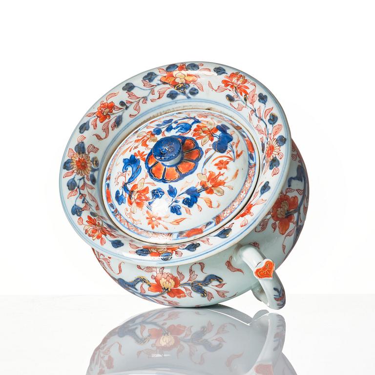 An imari chamber pot with cover, Qing dynasty, Kangxi (1662-1722).