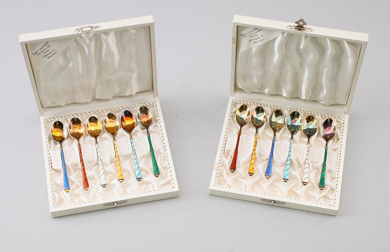 KAFFESKEDAR, 12 st, förgyllt silver och emalj, Danmark, 1900-talets andra hälft.