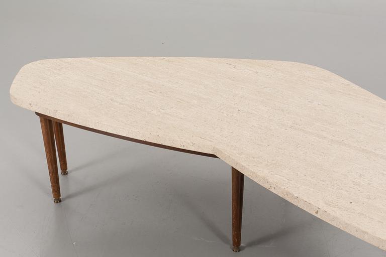 A MID 20TH CENTURY COFFEE TABLE.