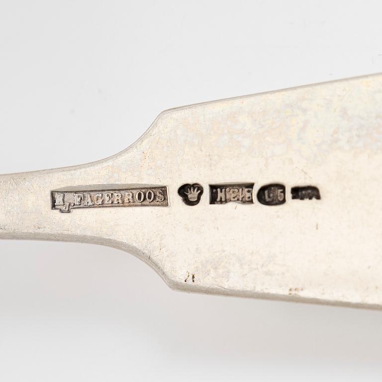 Johan Edvard Fagerroos, matskedar, 12 st, och Hjalmar Fagerroos, matgafflar 12 st, Helsingfors 1868 och 1916.