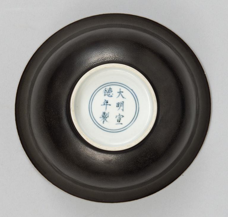 SKÅL, porslin. Qing dynastin (1644-1912), med Xuandes sex karaktärers märke.