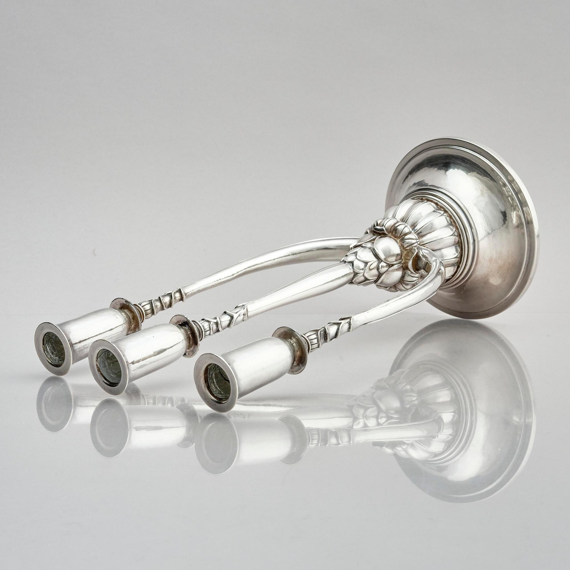 Georg Jensen, trearmad kandelaber, sterling silver, design Harald Nielsen, modell nr 595, Köpenhamn 1925-1932.