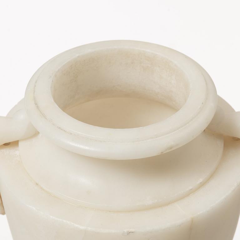 Urnor, ett par, alabaster, omkring 1900.