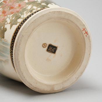 A pair of japanese vases, first half of the 20th century.