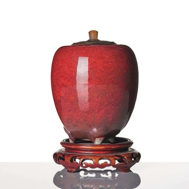 A Japanese tripod jar/censer, 20th century. Signerad.