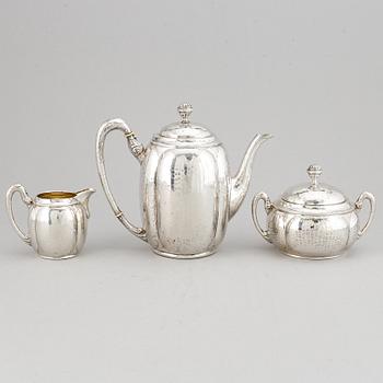 Claes E Andren, a silver coffee pot, creamer and sugar bowl, Göteborg 1921.