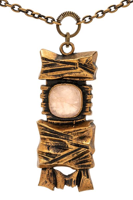 Penttii Sarpaneva halsband brons med rosenkvarts, total längd ca 70 cm, hänge ca 7 x 3 cm.