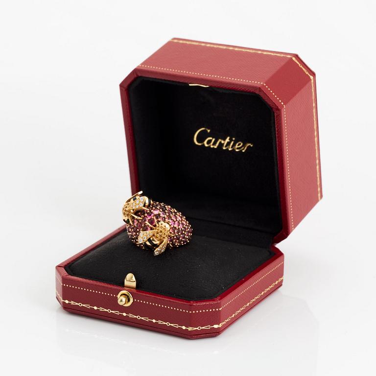 Cartier ring 18K guld och emalj med runda briljantslipade diamanter, safirer och smaragder.