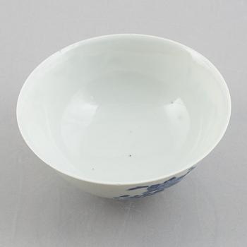 A group of three Chinese blue and white porcelain bowls, late Qing dynasty / early 20th century.