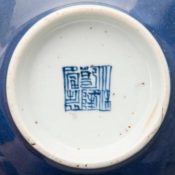 A Chinese porcelain Qianlong (1736-1795) bowl.