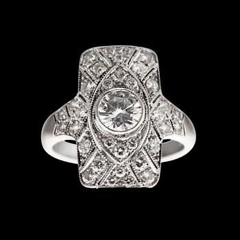 403. A RING, 9K white gold, brilliant cut diamonds c. 1.00 ct. Center stone c. 0.45 ct. Size 16-. Weight 3 g.