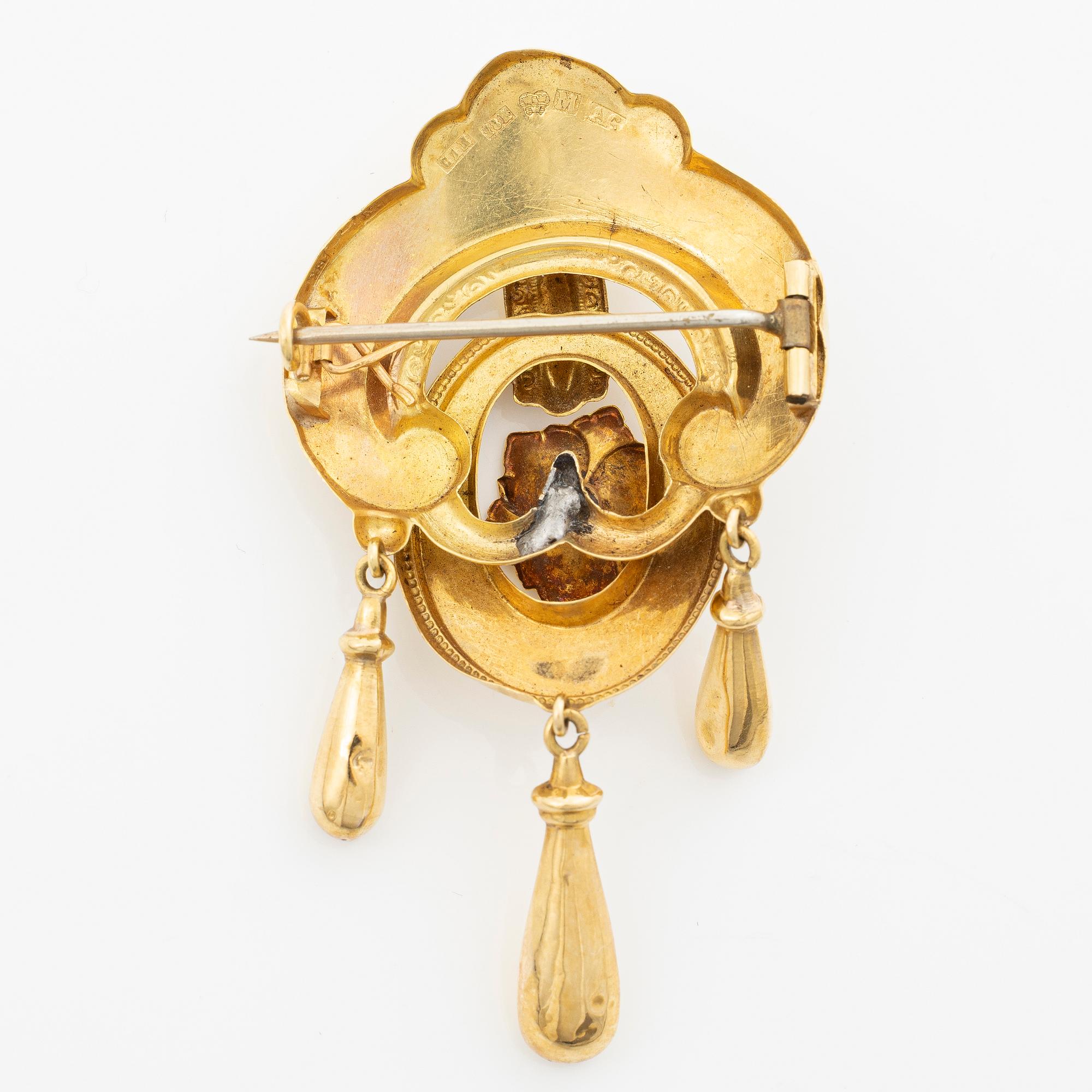 18K gold brooch with a pearl.