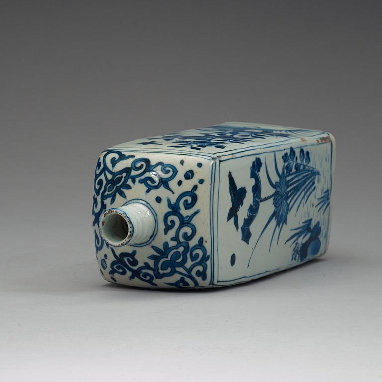 A blue and white bottle flask, Ming dynasty, Wanli (1572-1620).