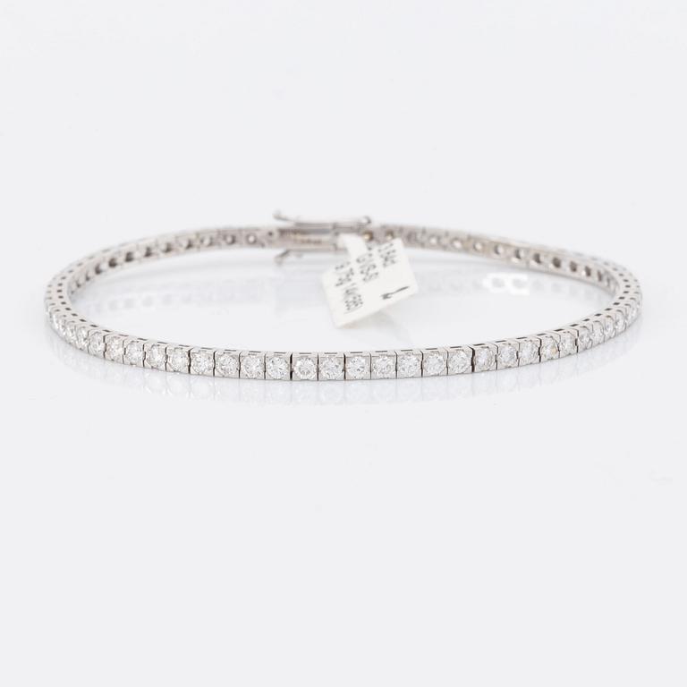 Brilliant cut diamond tennis braclet.