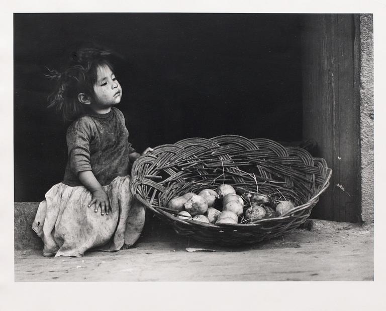 Georg Oddner, "Flicka med korg, Peru, 1955".