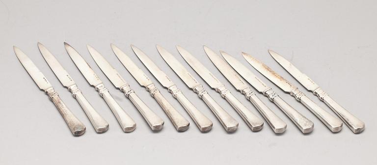 FRUKTKNIVAR, 12 st, silver, "Oxiderad med band", EM O Möller, Malmö. 1900-talets början. Total vikt ca 300 g.