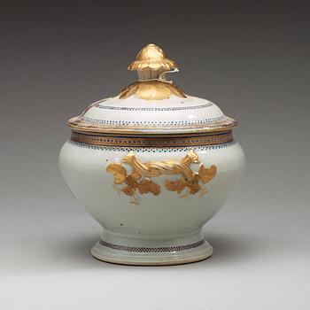 An enamelled tureen with cover, Qing dynasty, Jiaqing (1796-1820).