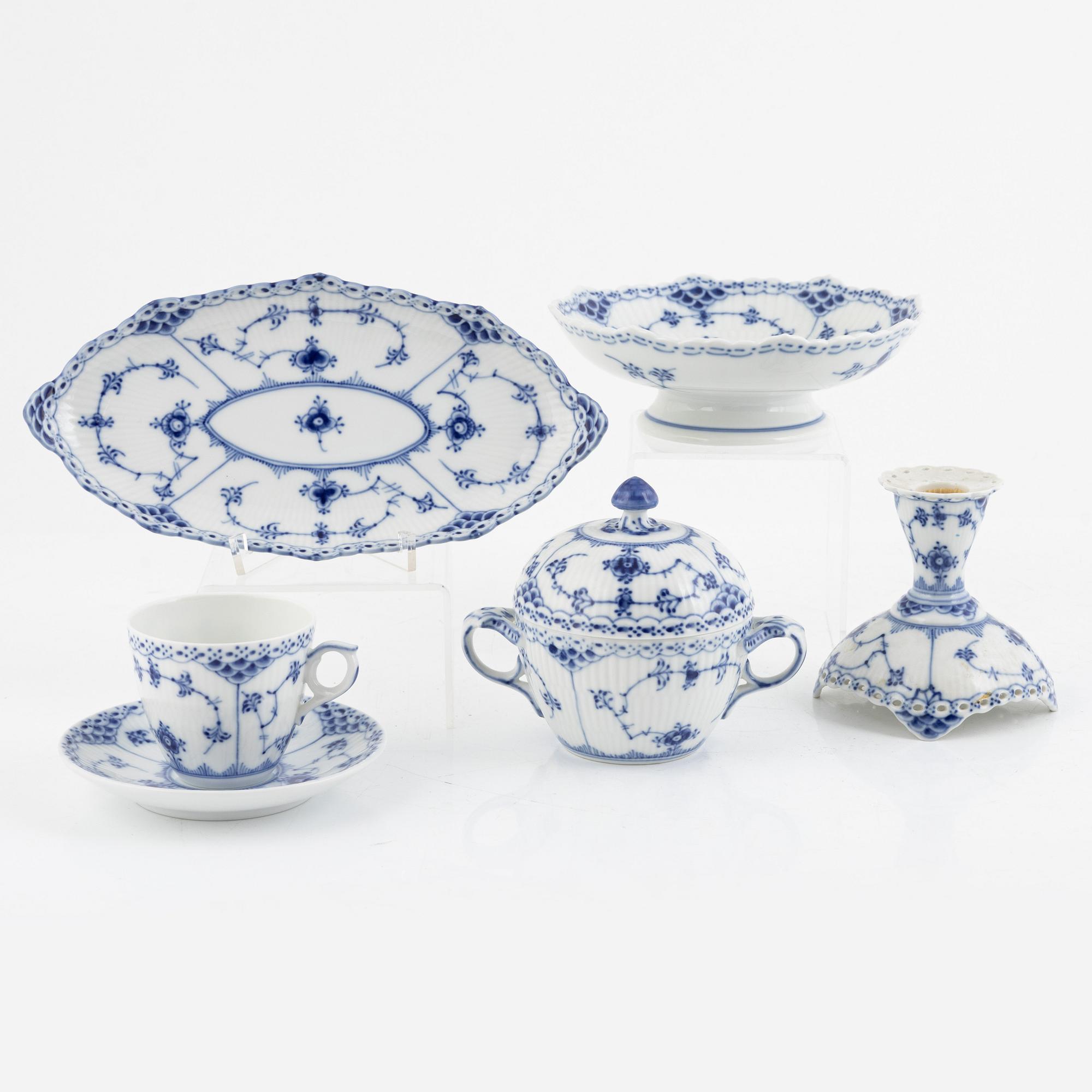 Royal Copenhagen, 13 porcelain pieces, 'Musselmalet', Denmark.