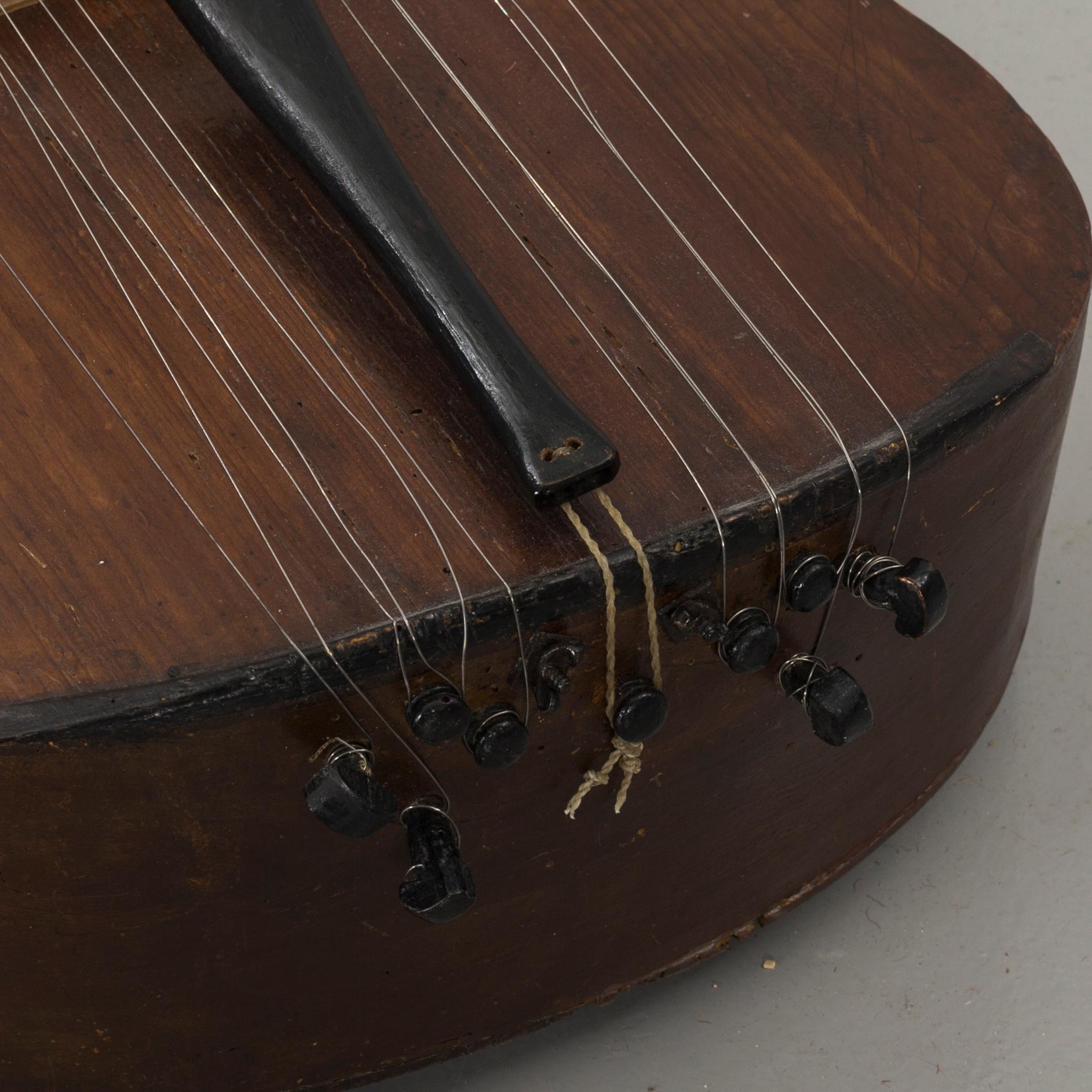 PSALMODIKON samt två stråkar, musikinstrument, 1800-tal / sekelskiftet 1900 Sverige.