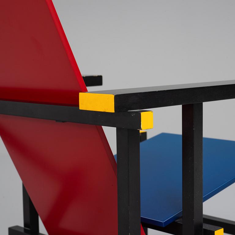 Gerrit Rietveld, fåtölj, "Red and blue chair", Cassina, formgiven 1918.