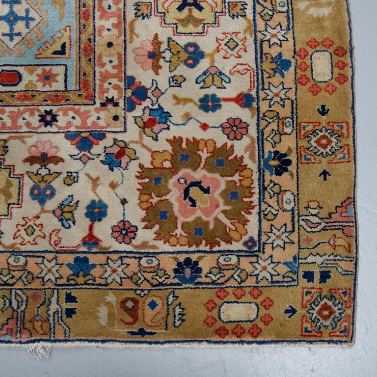 A carpet, semi-antiqie Tabris, ca  407 x 293 cm.