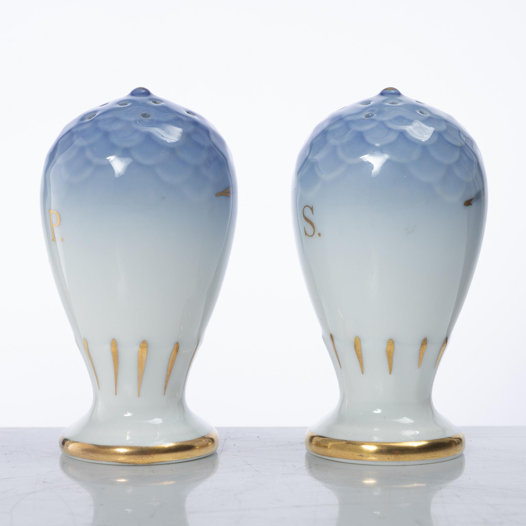 A 62 piece "Måsen" service, Bing & Grøndahl.