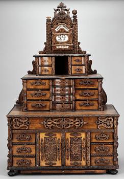 SKÅP, med kalender, 1800-talets slut.