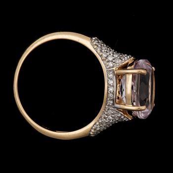 RING, 18k guld med rosa topas ca11x9mm och diamanter tot ca0,31ct. 2000-tal. Vikt 4,6g.