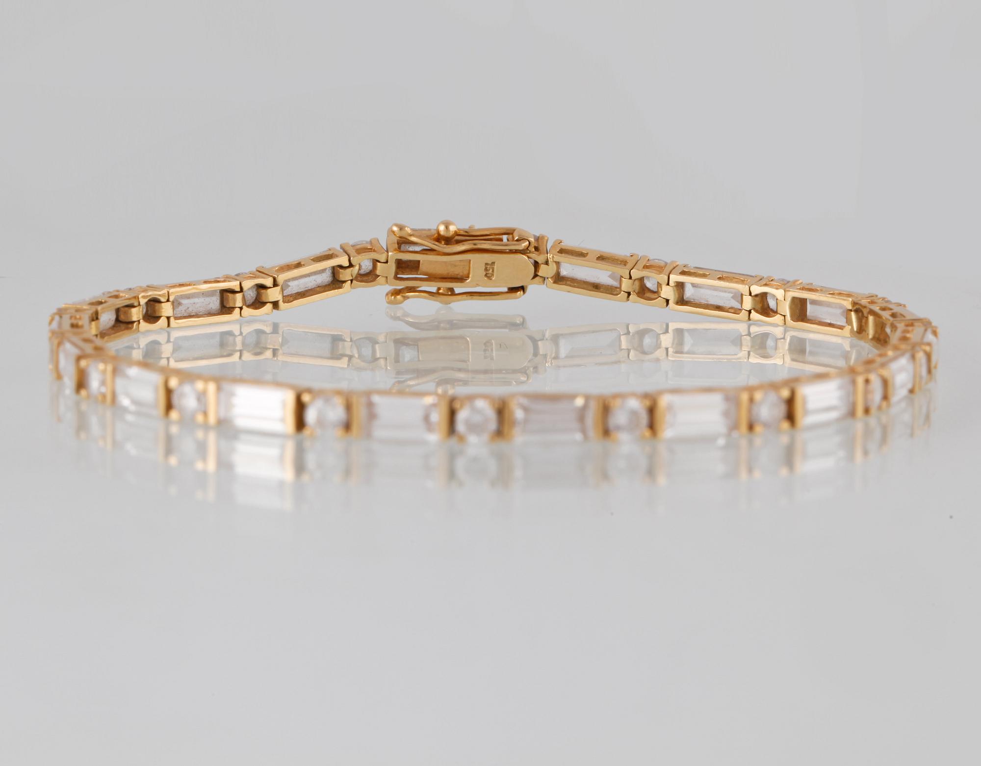 ARMBAND, 18K guld med briljant och baguettslipade vita safier. Vikt 12,1 gram.